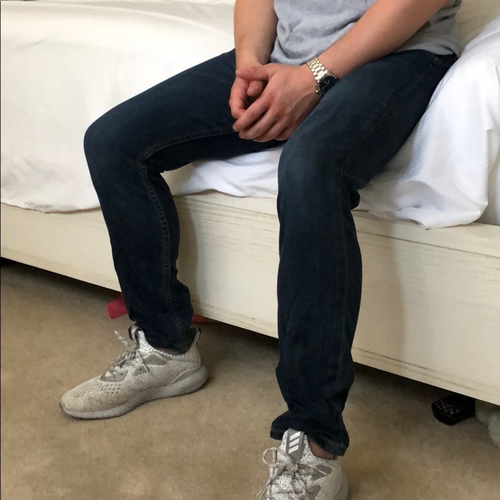 Dark wash Levi’s jeans - Picture 2 of 2